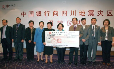 2008年5月14日上午，張燕玲副行長將一張面額1,000萬的現(xiàn)金支票交到了中國紅十字會總會彭珮云會長手中，代表中國銀行向汶川地震受災(zāi)地區(qū)人民捐款。