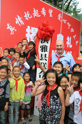 Alan Jope, the newly-appointed Chairman of Unilever Greater China, has a delight moment with students from the Hongya Lianhe Charity Primary School in Sichuan Province.