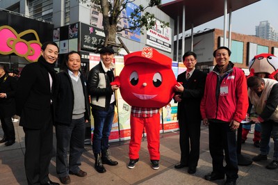 （從左至右）上海市血液中心副主任沈行峰、上海市血液中心主任朱永明、觸動(dòng)傳媒創(chuàng)始人兼執(zhí)行主席馮暉中、上海市紅十字會(huì)常務(wù)副會(huì)長(zhǎng)馬強(qiáng)、“獻(xiàn)血達(dá)人”陳澤人