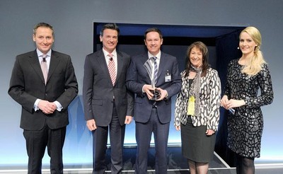 Daimler Supplier Award 2012 (from left): Dr. Klaus Zehender (Head of Procurement Mercedes-Benz Cars & Vans), Dr. Wolfgang Bernhard (Board Member Manufacturing and Procurement Mercedes-Benz Cars & Vans), Jurgen Otto, Birgit Abele (Procurement Agent) and presenter Judith Rakers.