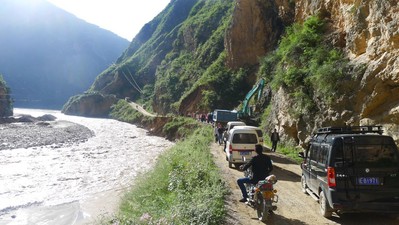 在甘肅面試?yán)铄\記希望廚師途中，遭遇地震造成的道路塌方