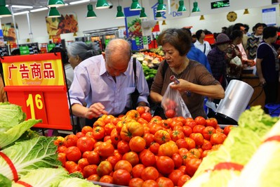 沃爾瑪云南普洱縣全新門店開業(yè)當(dāng)日，顧客在選購優(yōu)質(zhì)低價(jià)的生鮮商品